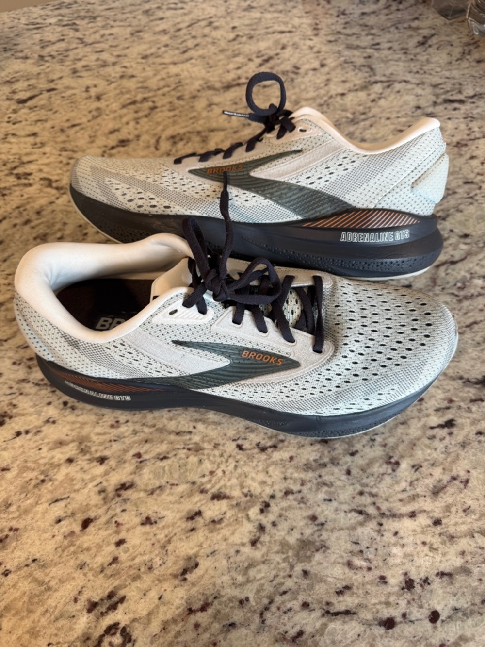 Brooks Adrenaline GTS 24 Women’s Size 11 Gray Running Shoes – Like New!